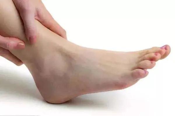 莫名其妙脚踝旁边跟扭到一样痛,无征兆脚踝就像扭了一样的疼