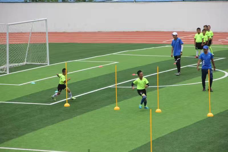 西山区校园足球联赛比赛,昆明市西山区芳草地国际小学