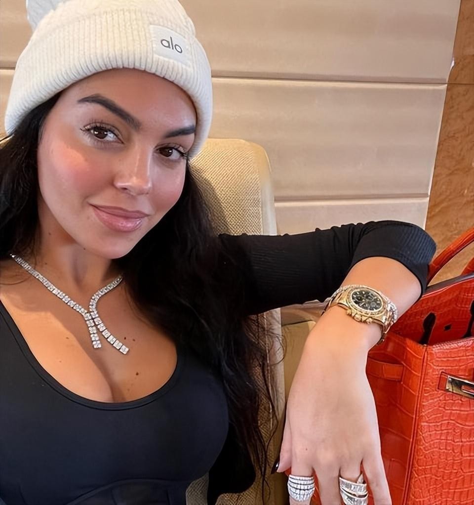 c罗伊莲娜乔治娜对比,c罗为何选择乔治娜而放弃伊莲娜