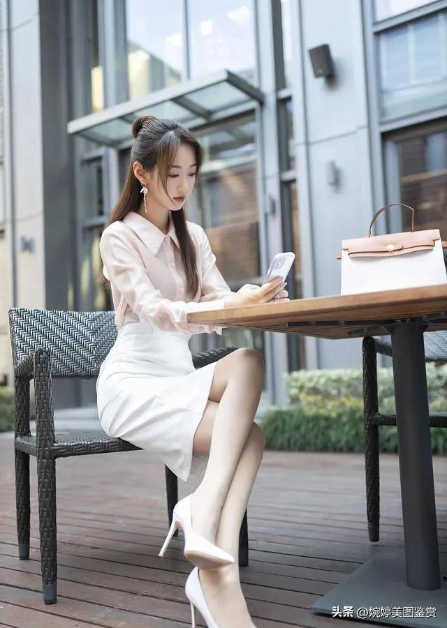 白衬衣黑短裙是职业装的经典搭配,吊带裙搭配西装外套高级感写真照