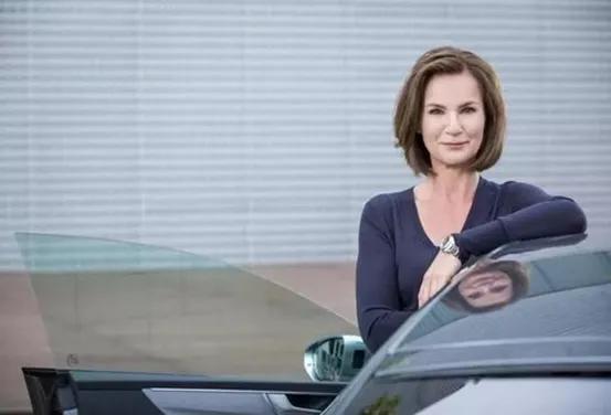 中国女足夺冠回国车队,中国女足冠军座驾是什么车