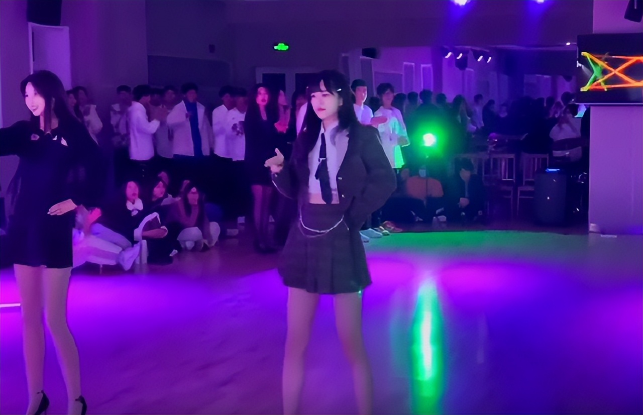 澶у鏍″洯缇庡コ鎿嶅満璺宠垶,澶у濂崇敓璺宠垶鎯婅壋鍏ㄦ牎