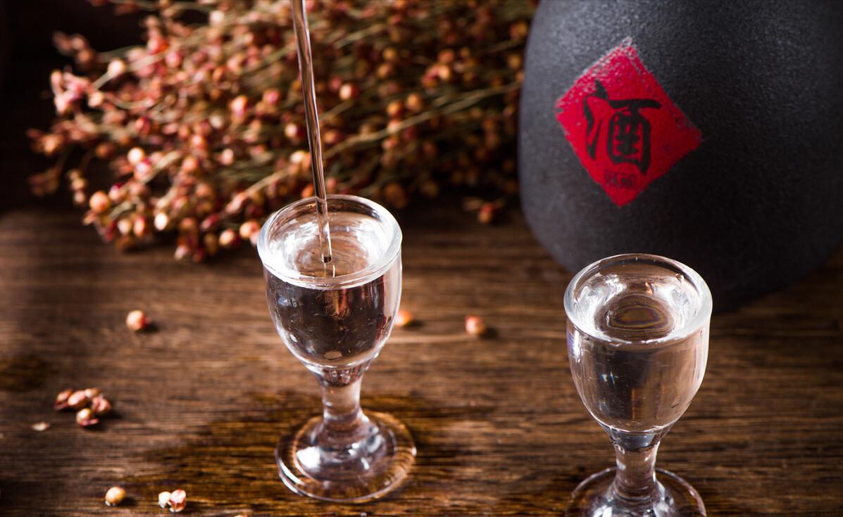 第二次去老丈人家送礼白酒怎么选,送老丈人200-300白酒建议