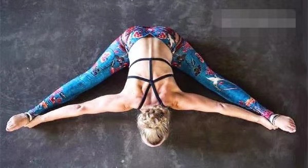 腘绳肌与臀部衔接处怎么练,站立式腘绳肌拉伸动作要领