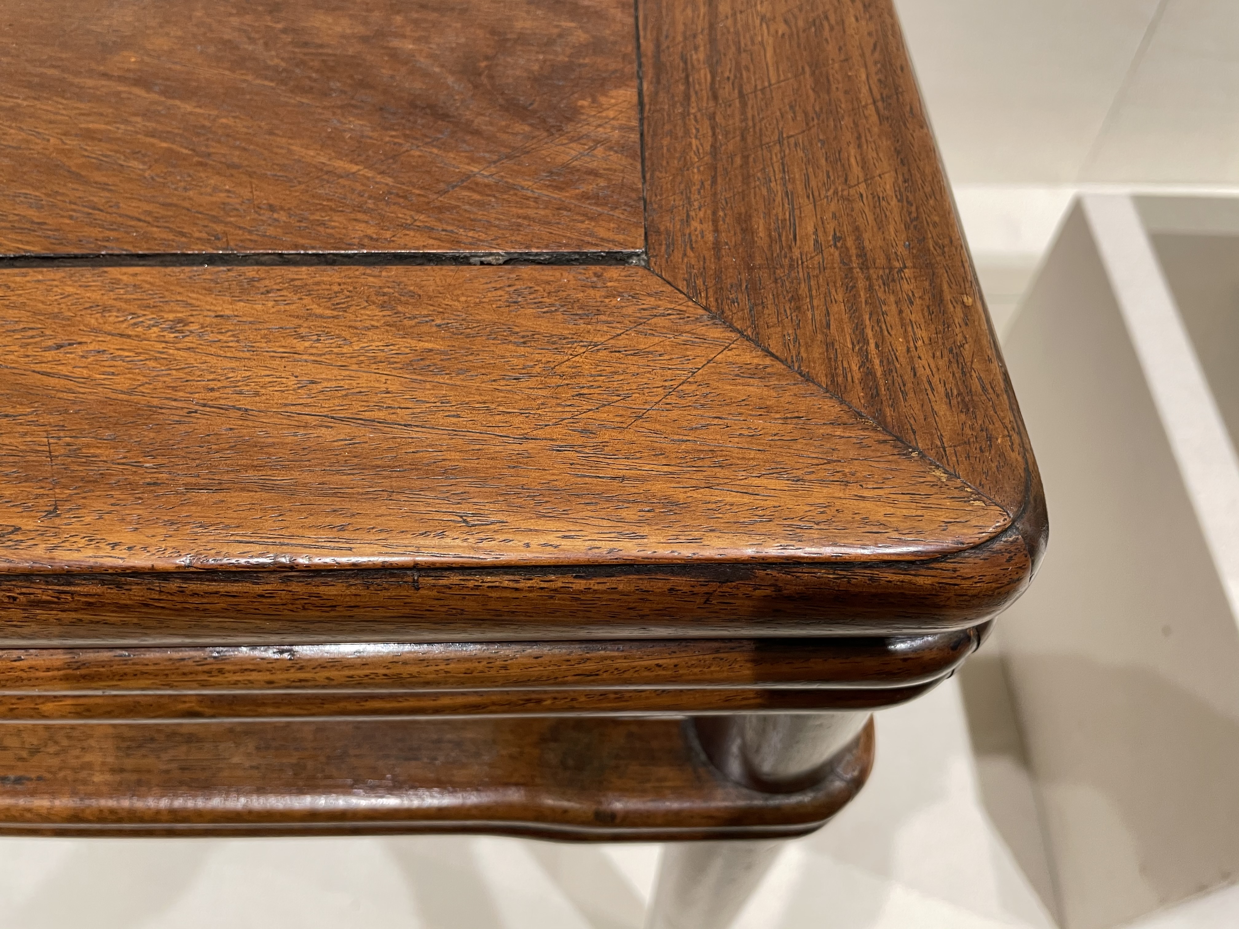 棕眼较密不疏朗，裹腿做画桌依然是黄花梨