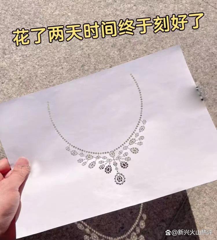 男生为女朋友制作项链,男子给女友做了条项链