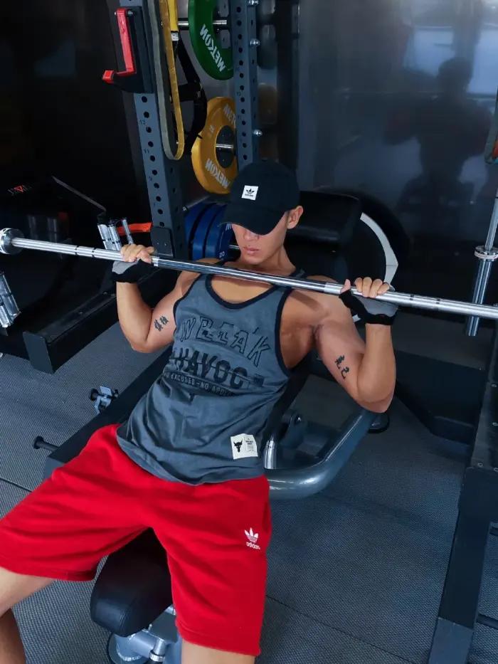 高颜值腹肌小狼狗照片,腹肌小狼狗照片帅气露脸