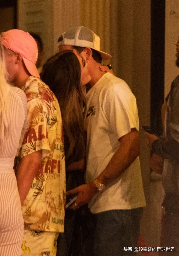 夜店相识！切尔西巨星结新欢绝色美女加入英太太团将督战世界杯