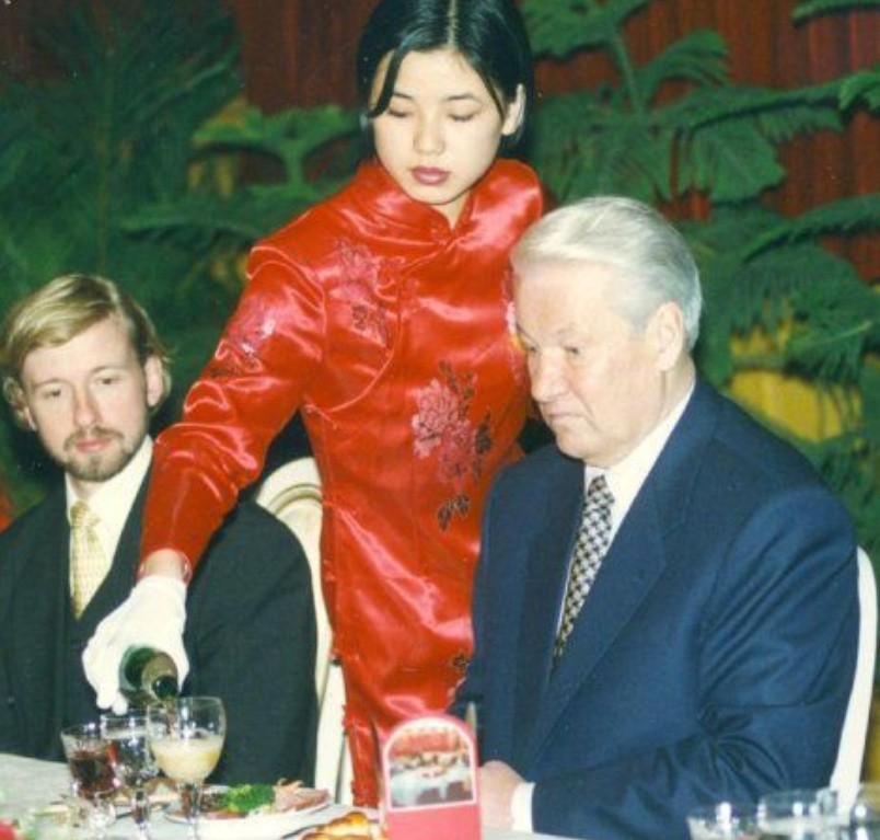 俄新书爆料：瞒着希拉里，叶利钦曾安排克林顿在克宫洗手间喝酒