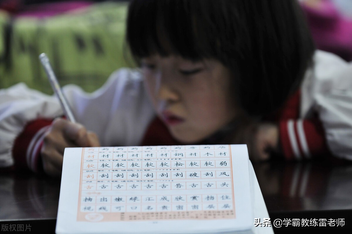 孩子不写作业被父母说教,孩子不写作业被妈妈训