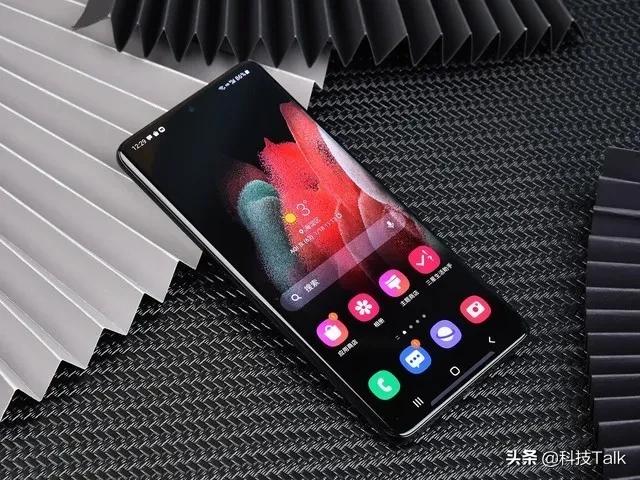 曲面屏直屏哪个好用,直屏好一点还是曲面屏好一点