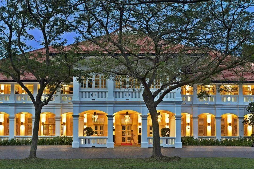 女子称酒店浴室出现裸男，裸男持手机待了8分钟，法律如何判？