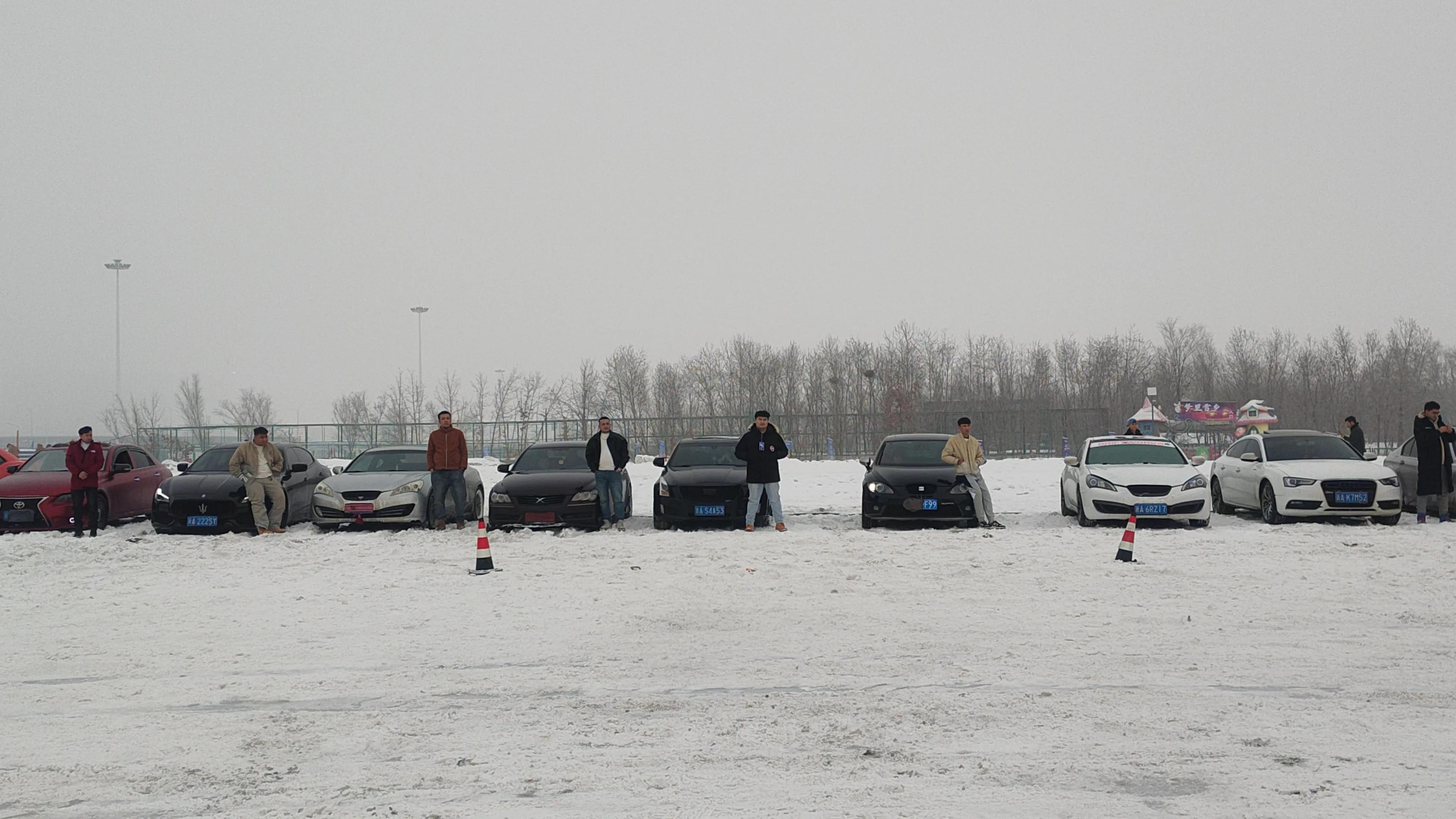 乌鲁木齐1413文化体育产业园汽车冰雪漂移上演“激情与速度”