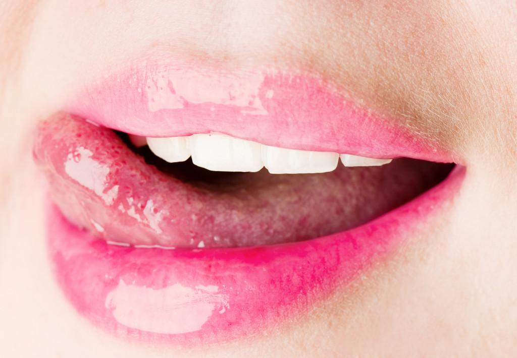 心理学：女人舔嘴的目的，到底是什么