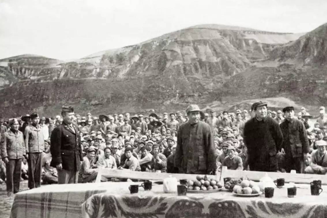 邓宝珊与彭德怀有“两战之结”，毛主席一语化解：打是亲，骂是爱