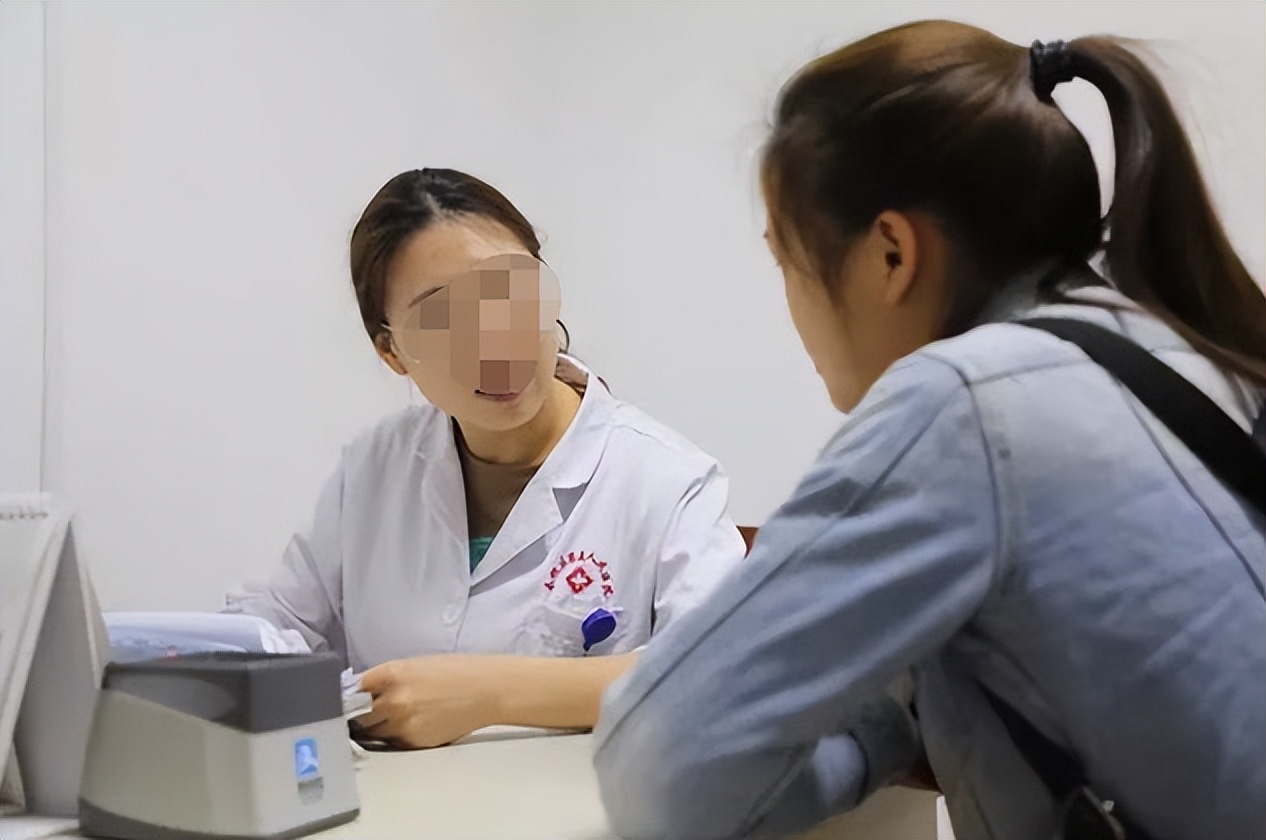 女大学生反复口腔溃疡治不好,实习医生的一句话直接让她破防