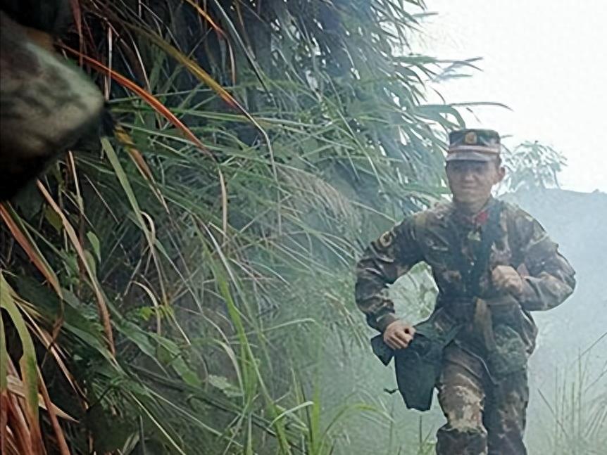 卫国勇士张豪和歹徒搏斗的短视频,边防武警战士张豪身中13枪