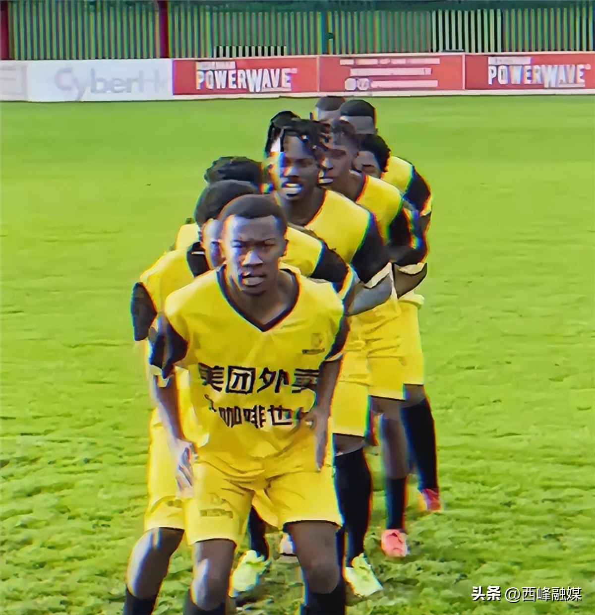 加纳球衣撞衫外卖小哥狗狗,加纳球衣“撞衫”外卖员