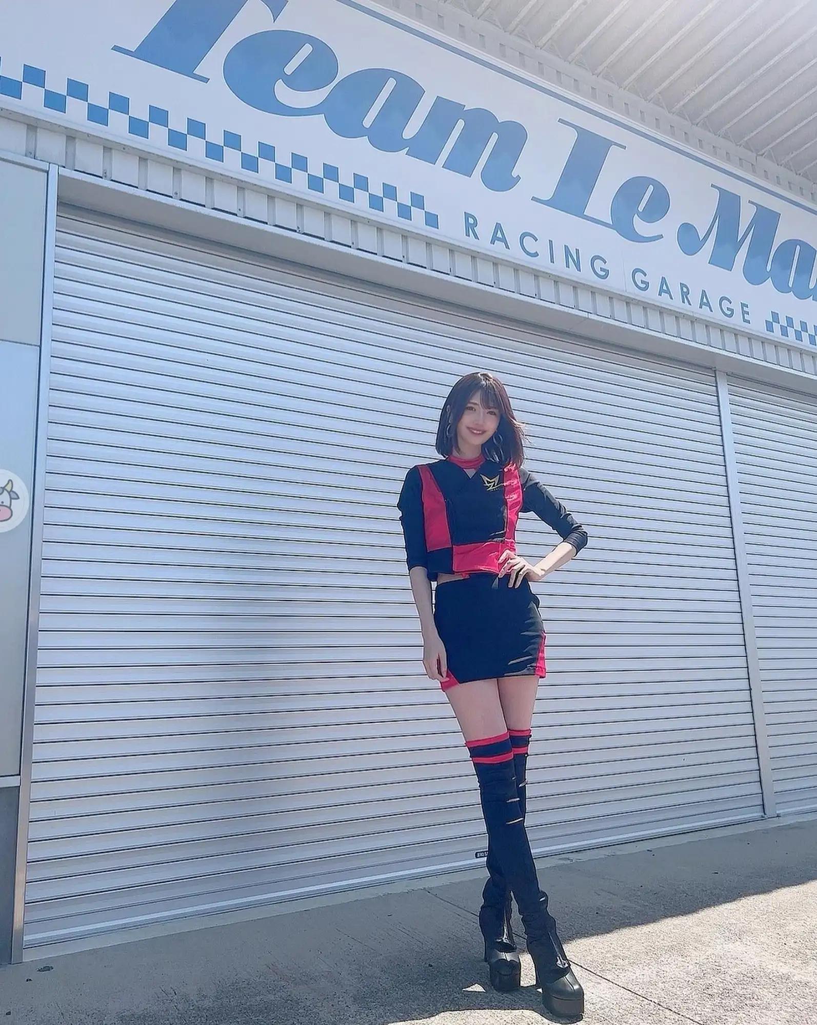 车模小姐姐一言难尽,日本车模气质迷人漂亮又大方