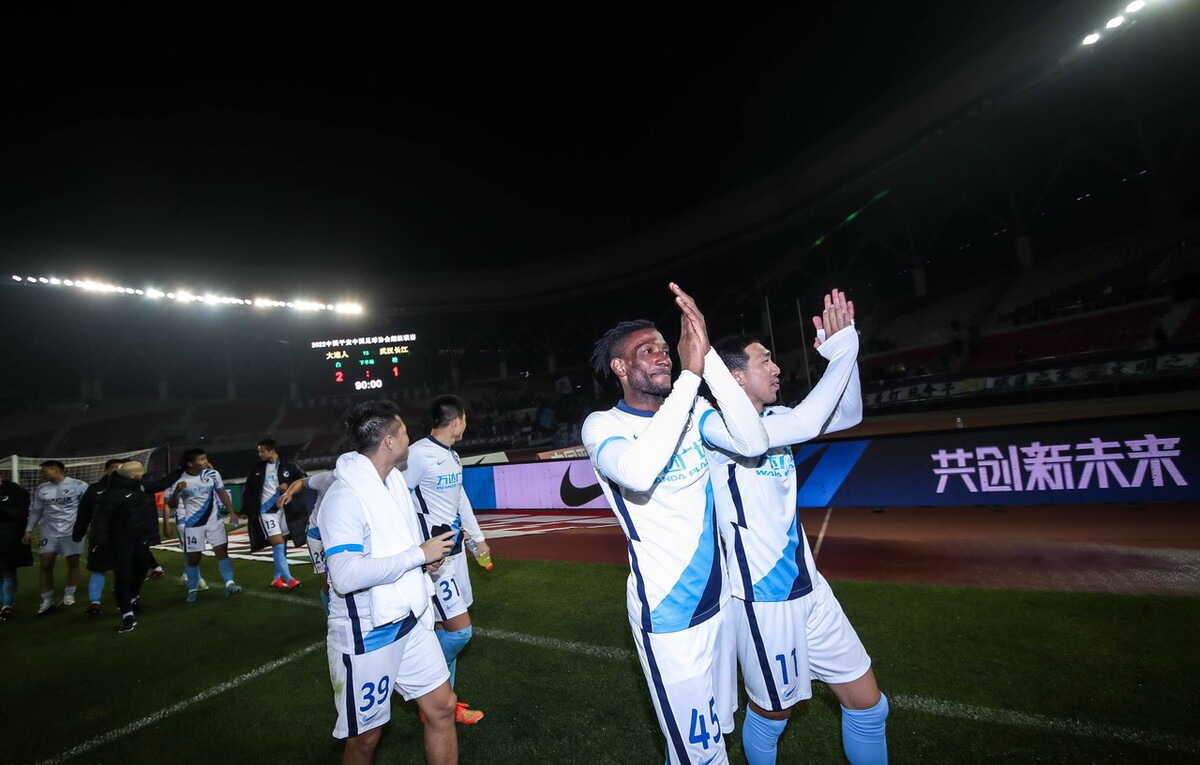 中超大连人赛后谢场,大连人谢晖赢球后拥抱