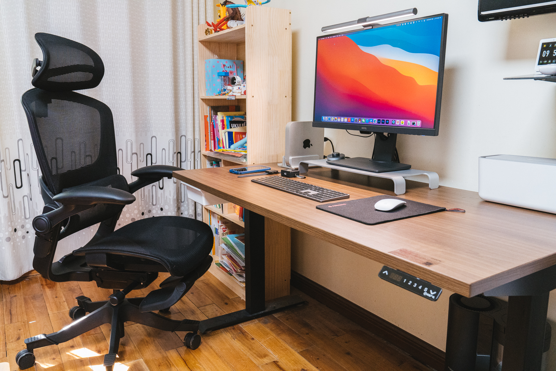 自己办公桌面布置,最简单的办公室桌面布置图