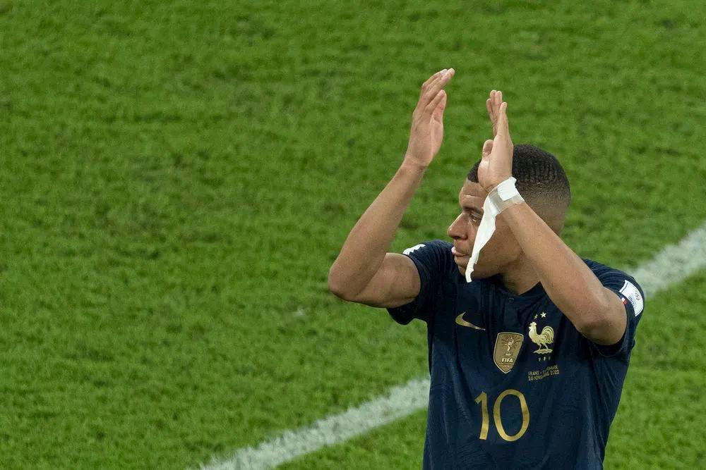 姆巴佩梅西注视大力神杯,阿根廷夺冠梅西拿大力神杯