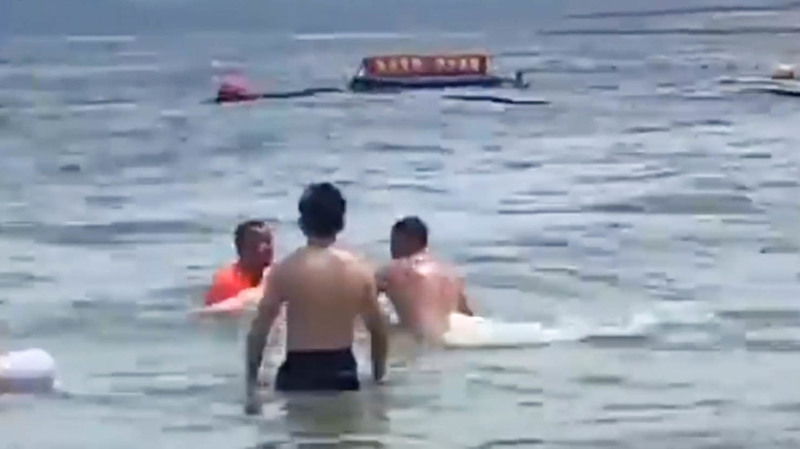 跳海救人的老外,跳海救人的大爷