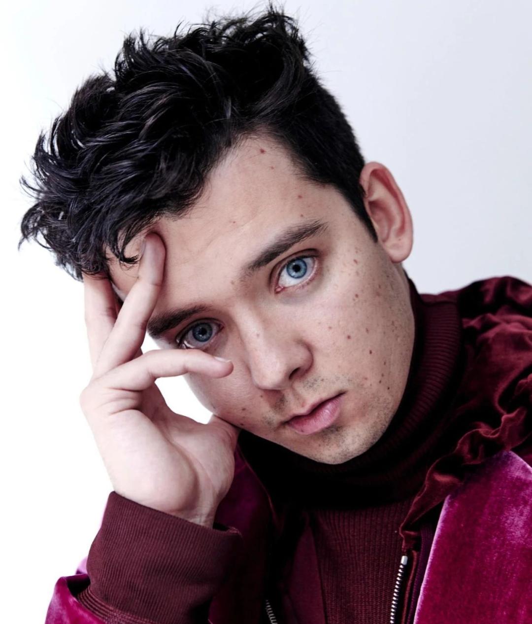 他出演《性教育》四年，颜值悄悄变残，网友叹一胖毁所有