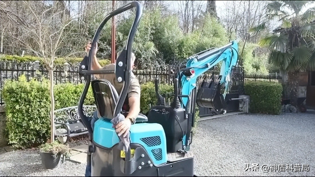 法国大爷网购中国迷你挖掘机,美国大爷买挖掘机