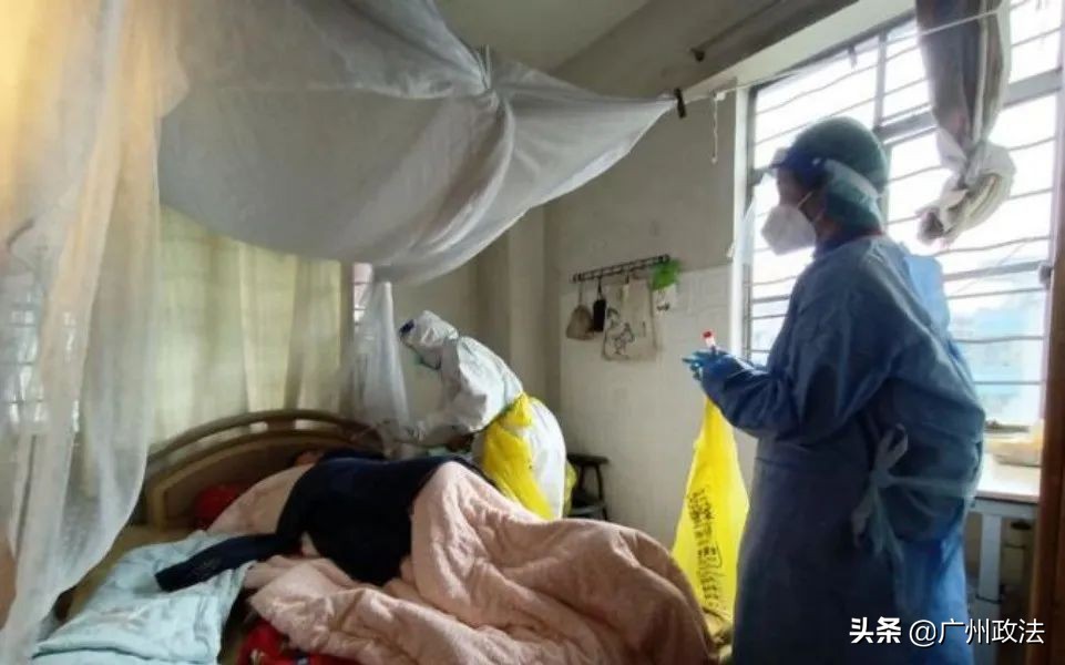 疫情期间,她推迟退休,他代购奶粉,他们上门找老人……