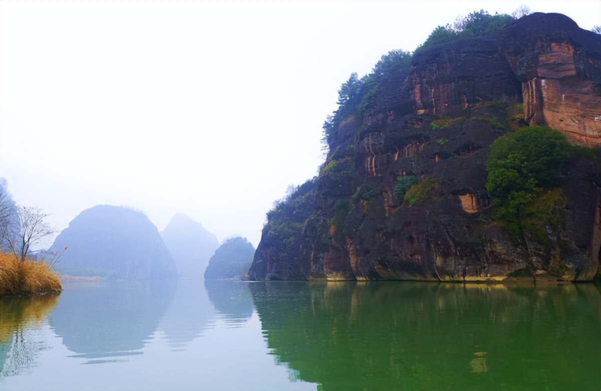 问道龙虎山，观“天下三绝”，“道教第一山”碧水丹霞入画来