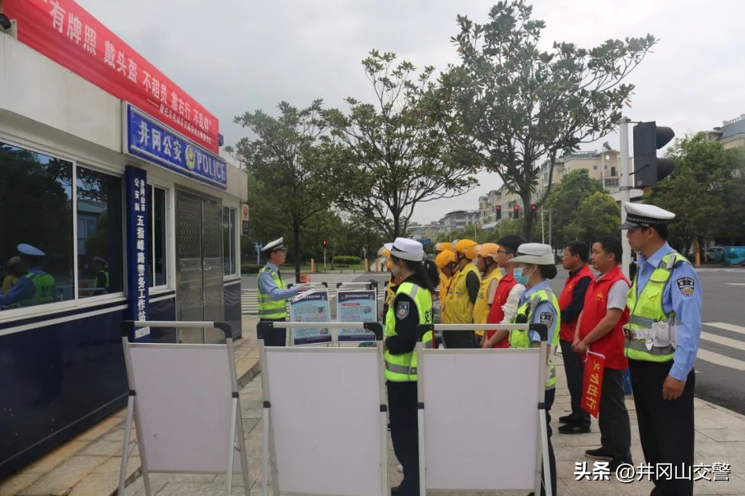 【三大专项行动】@摩托车、电动车驾驶人,出行请做到:有牌照、戴头盔、不超员、靠右行、不乱停