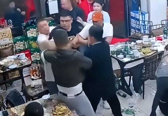 唐山烧烤店打人事件是否构成涉黑,唐山黑社会团伙烧烤店打人事件