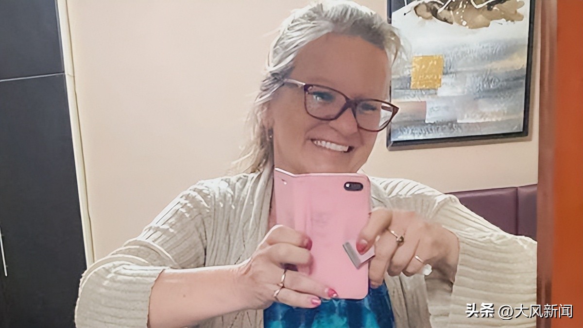 加拿大64岁老妪香港贩毒被捕：自称陷网恋*局骗**，男友送8件连衣裙扣子里藏*卡因可**，海关：连衣裙纽扣贩毒罕见