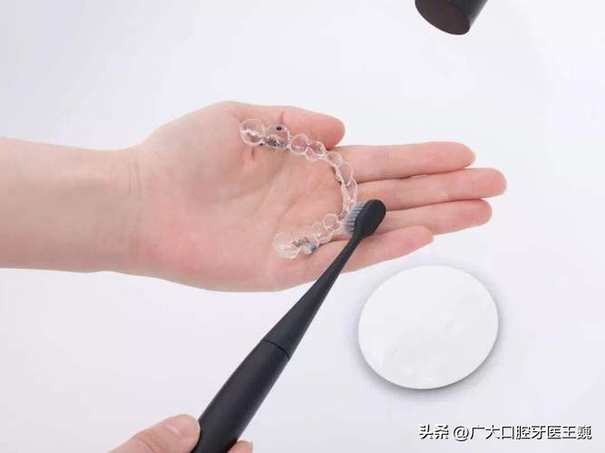 牙齿正畸过程中需要注意什么事项,正畸后要种牙怎么戴正畸保持器