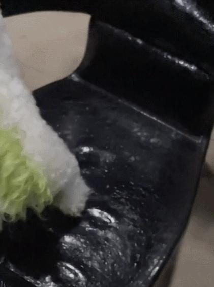 女子给狗狗用菠菜染色,女子自制菠菜汁给狗狗染发