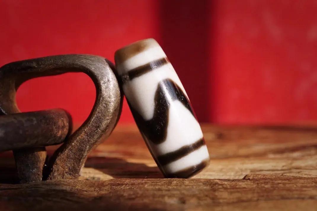 尼泊尔的天珠为啥便宜,全球唯一一个尼泊尔蓝纯天然天珠