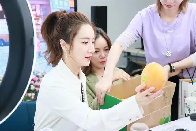 梅西球迷吹响梅吹,一个梅西球迷一个c罗球迷