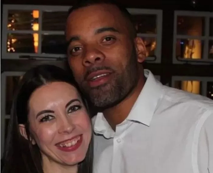 妻子为丈夫提前早产女儿，丈夫把女儿抱在怀里幸福的闭上了眼睛。