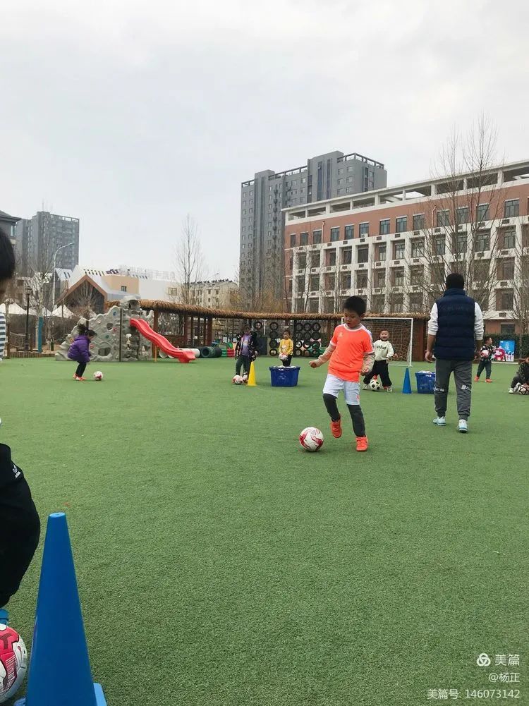 香蕉哥哥，一起动起来吧！奎文区实验幼儿园让更多的孩子逐梦绿茵