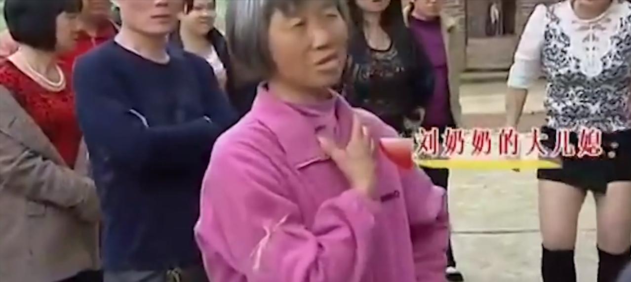 湖南88岁老太喝药自杀，三儿子围看等老人咽气，放话她早该死了!