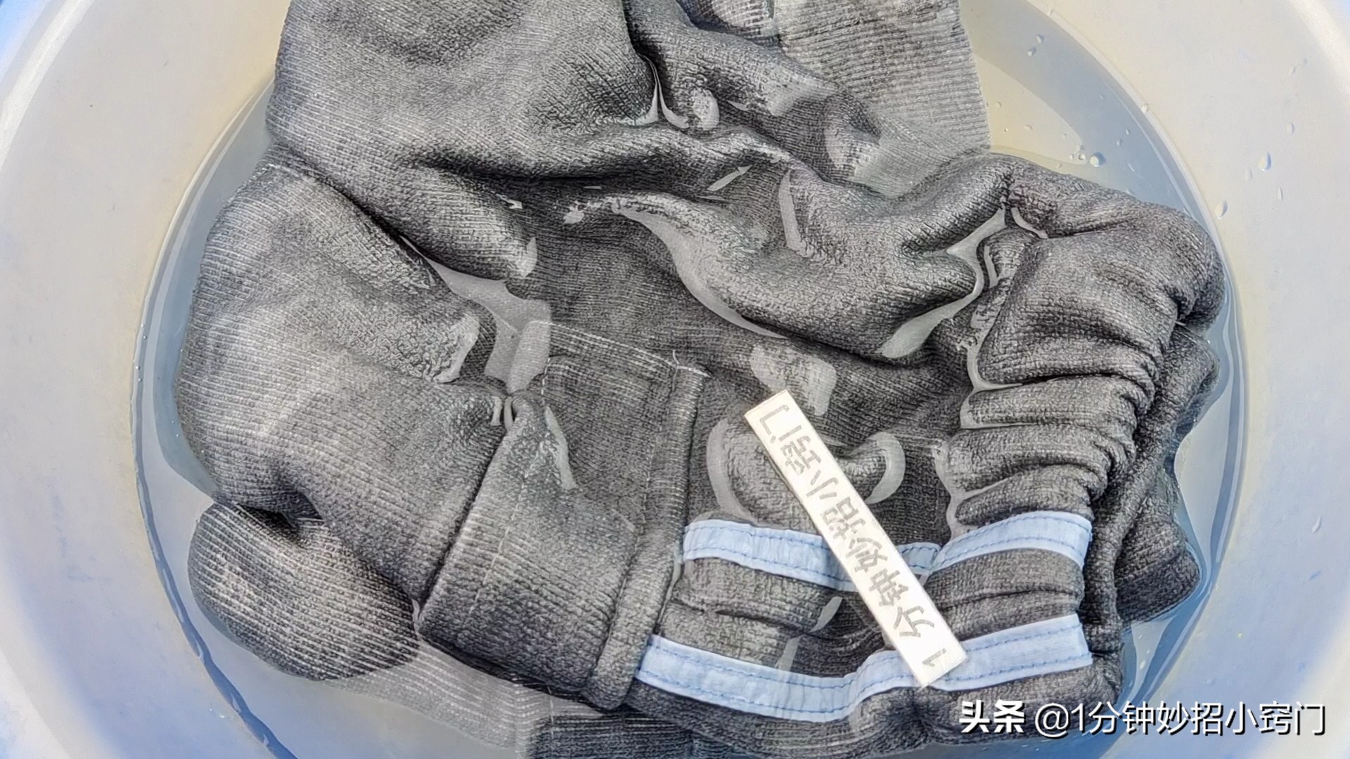 衣服买来怎么洗才不会褪色,新买的衣服不能水洗要如何消毒