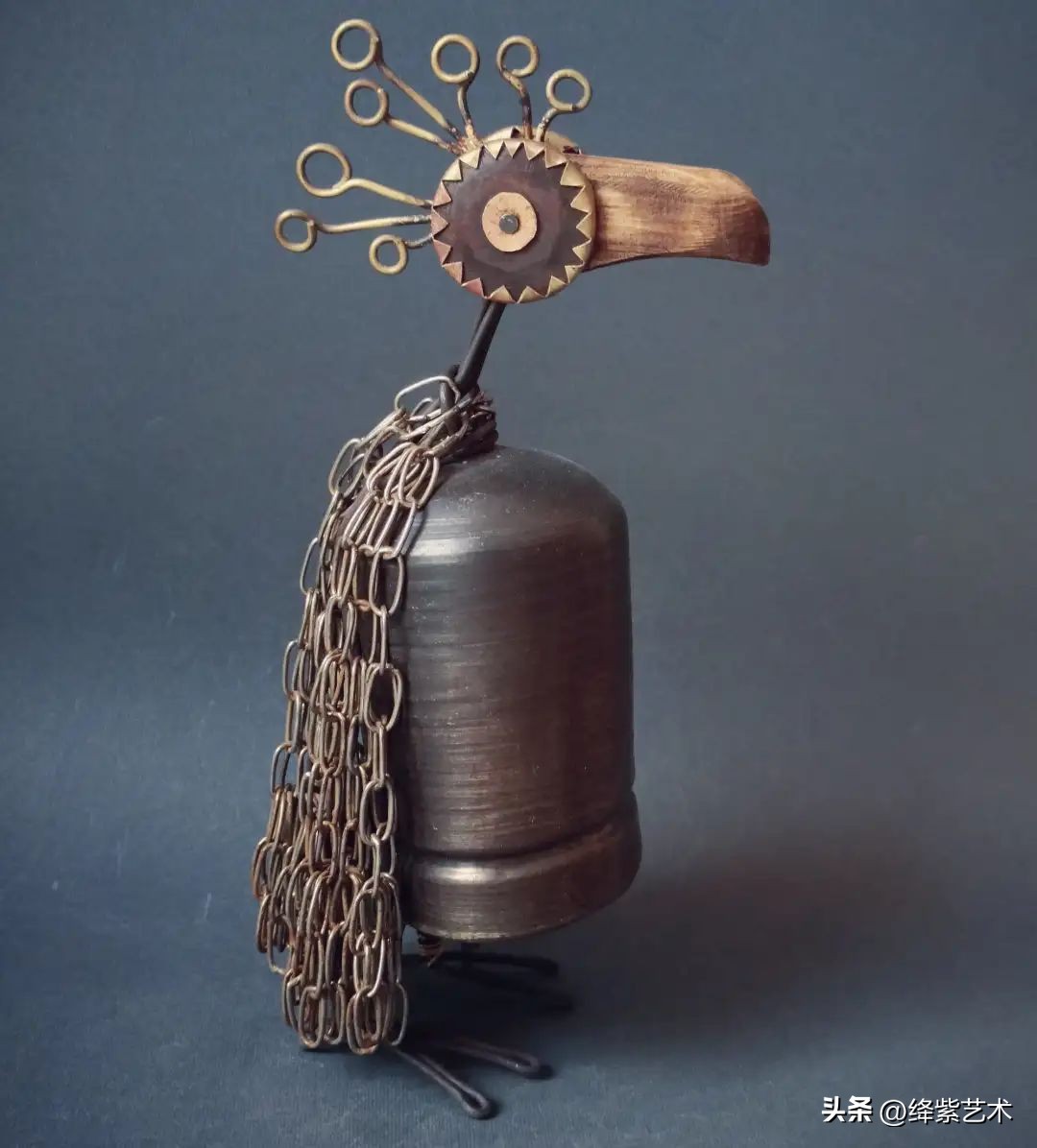 他用一把废剪刀和几根细铁丝，制作异域风格雕塑，效果出奇地好