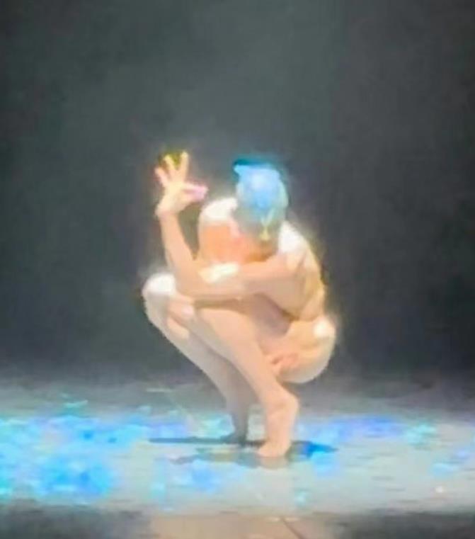 继贴贴后杨丽萍舞蹈再受争议，男孔雀穿皇帝的新衣露隐私部位