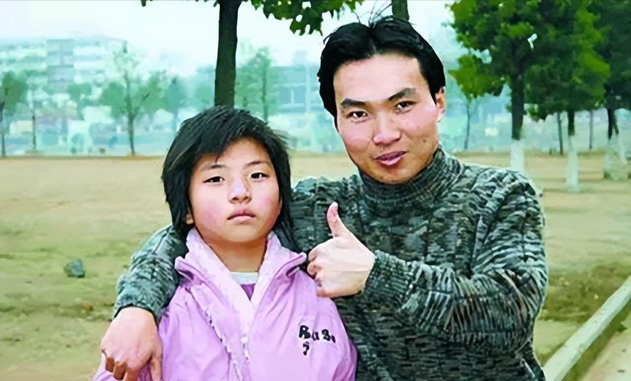 洪战辉12岁独自撑起家庭,洪战辉扛着废品上了火车