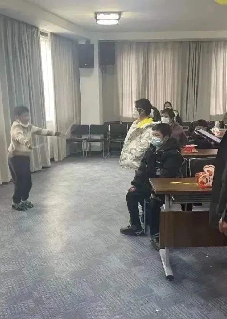 猜灯谜赢花灯趣味闹元宵,元宵节当然少不了做花灯猜灯谜