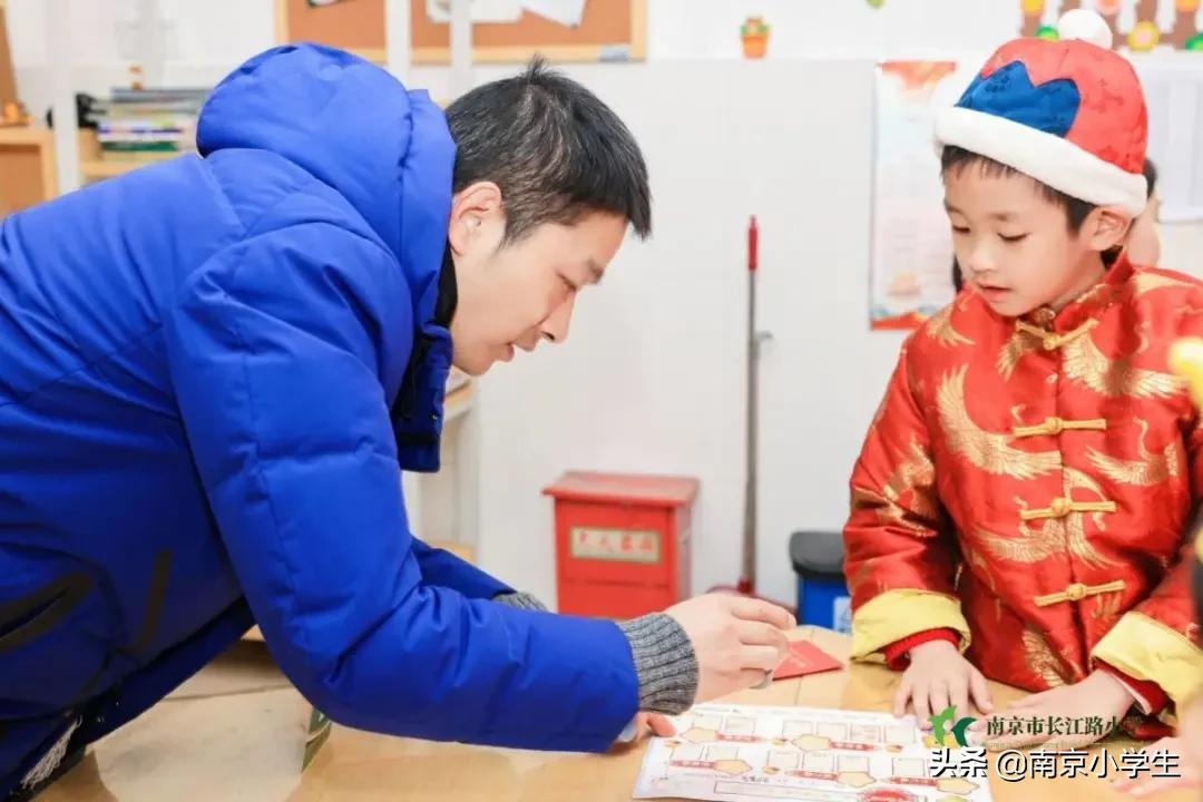 南京市长江路小学一年级开展“畅畅笑笑”乐评园活动