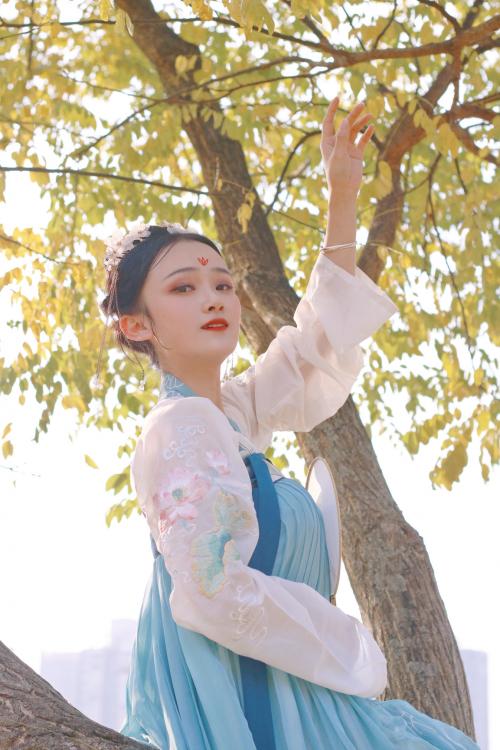 遵义故事就在老城·全民K歌全民歌唱大赛线上人气冠军:周艺安