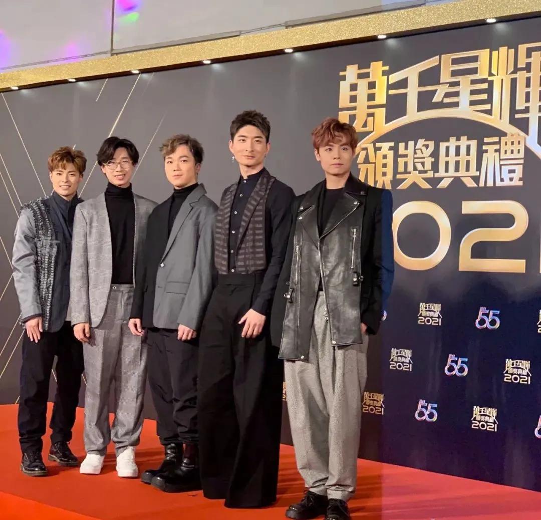 tvb花旦钟嘉欣晒独自坐湖边照,台庆tvb钟嘉欣马国明是哪一期