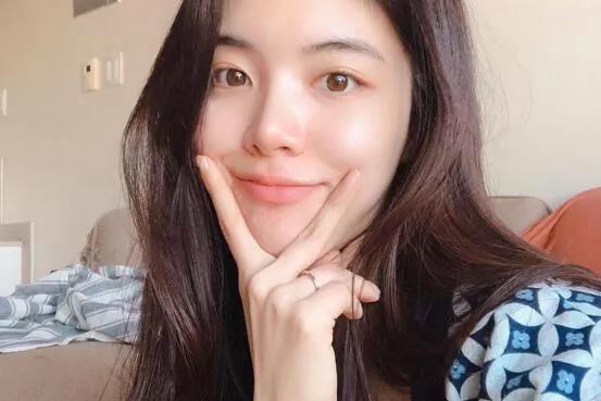 女人过了40岁护肤越简单越好！睡前坚持这4个习惯，延缓衰老